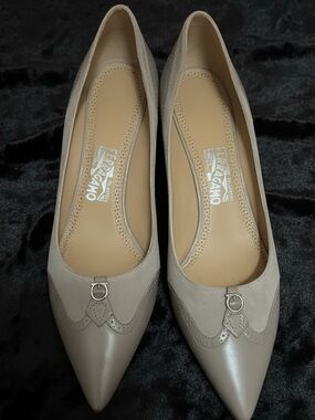 Salvatore Ferragamo Neissa Taupe Calf Leather Pumps – Size 8.5 2A